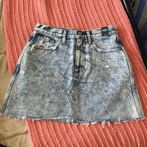 NEW Abercrombie & Fitch denim jeans skirt size 26/2 Natural Rise